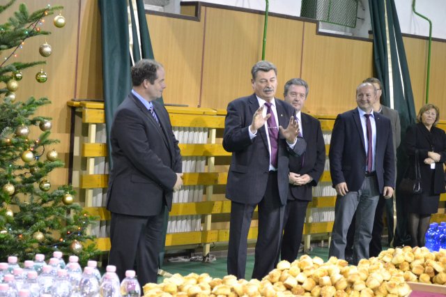 Ünnepélyes karácsonyfa-átadás